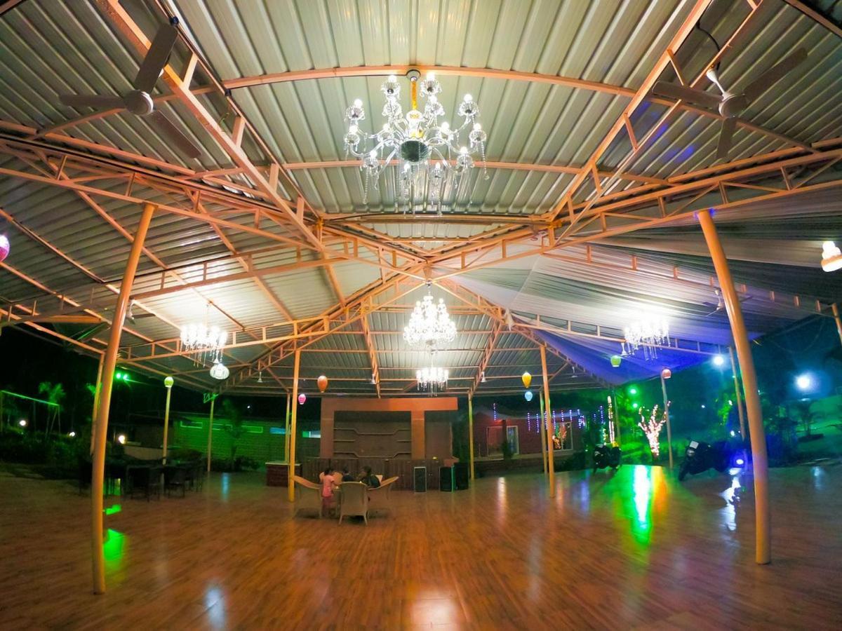 Whispering Woods Resort Lonavala Esterno foto