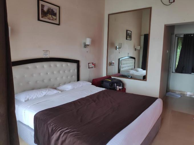 Whispering Woods Resort Lonavala Esterno foto