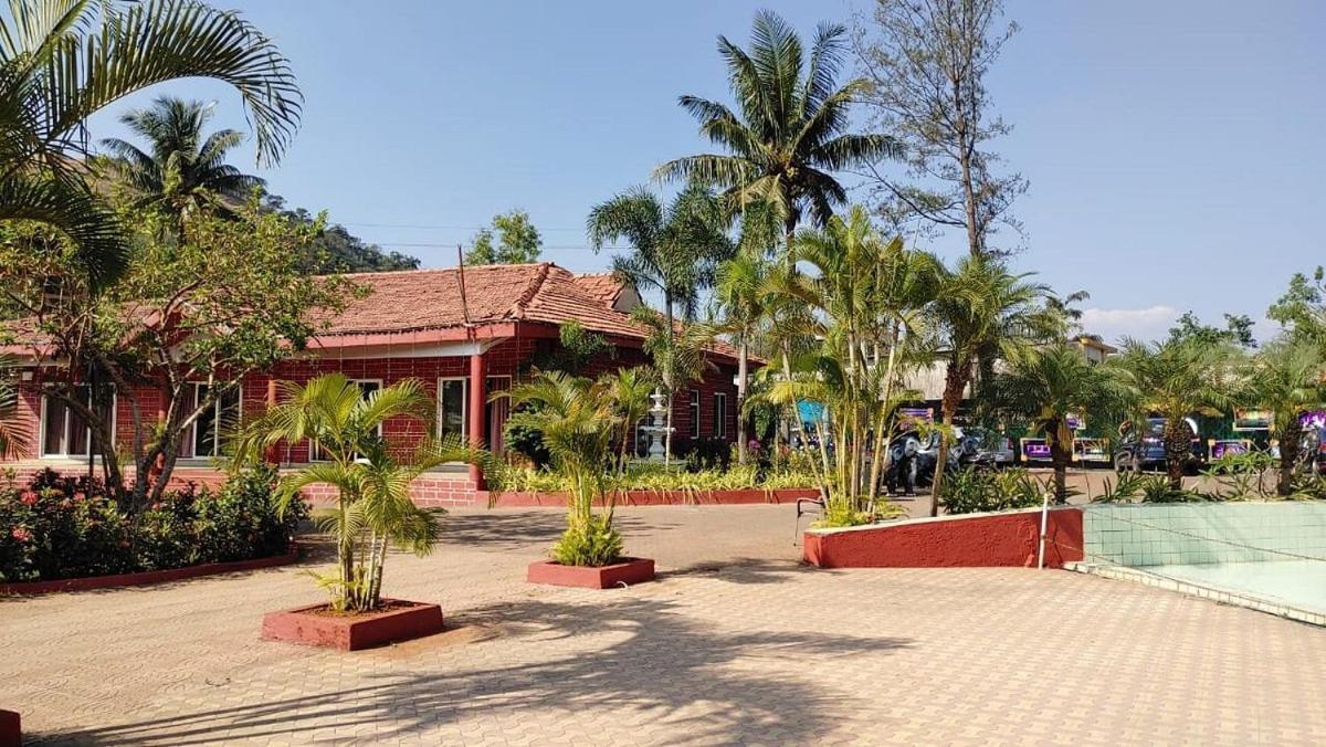 Whispering Woods Resort Lonavala Esterno foto