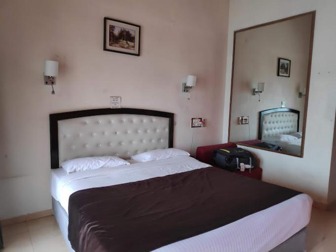Whispering Woods Resort Lonavala Esterno foto